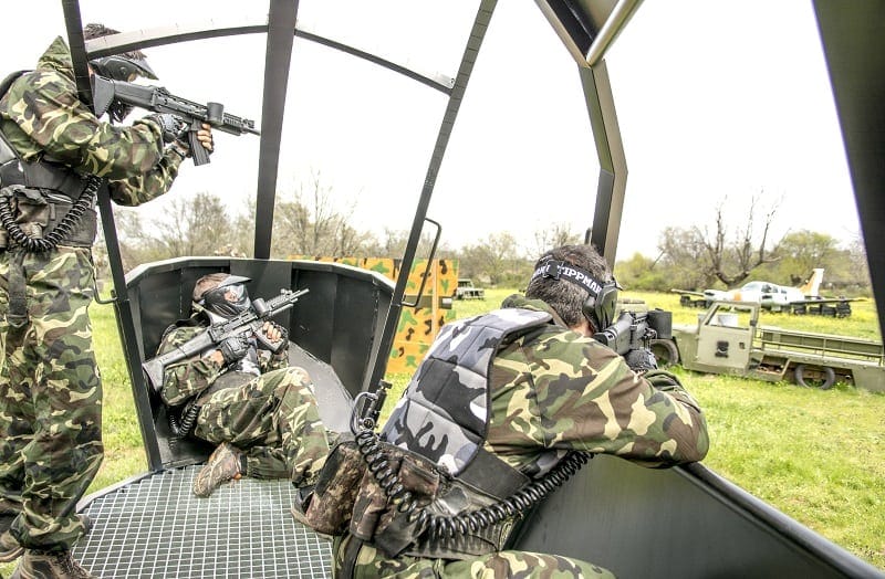 tres jugadores dentro del helicóptero jugando una partida de paintball en madrid