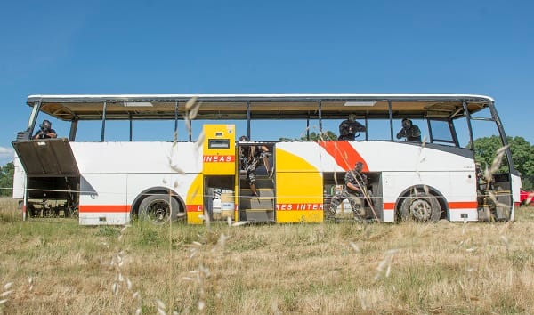 Equipo desciende por el autobús