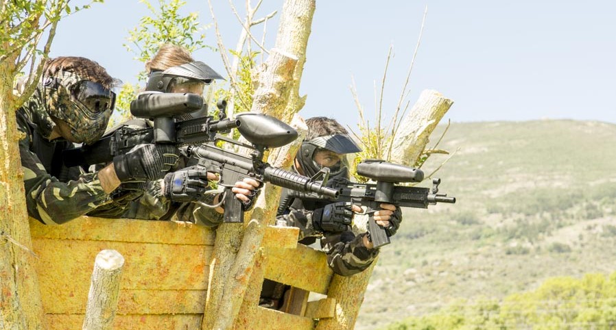 Equipo de jugadores subidos a la torre apuntando al enemigo