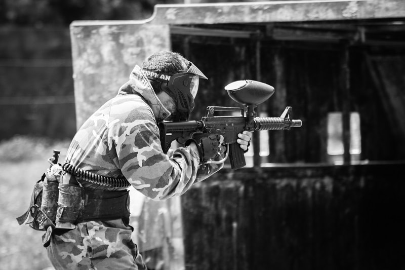 Jugador entrando en el tanque disparando muchas bolas de paintball a sus enemigos