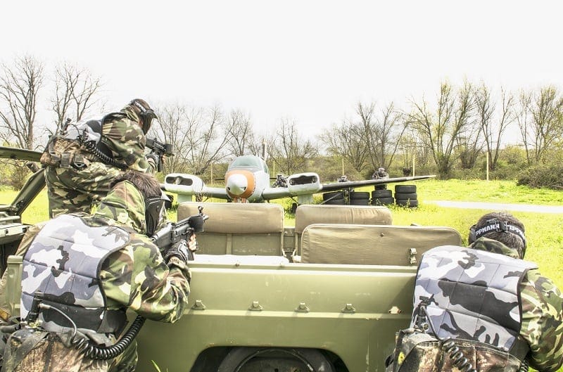 Lucha entre dos equipos en Gran Paintball Madrid en un precioso escenario