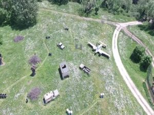 Visión aérea de uno de nuestros campos de paintball donde te enseñamos cómo jugar al paintball y las estrategias que puedes realizar