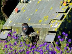 Si te preguntas qué ropa usar en el paintball, fíjate en todo lo que lleva este jugador de la foto