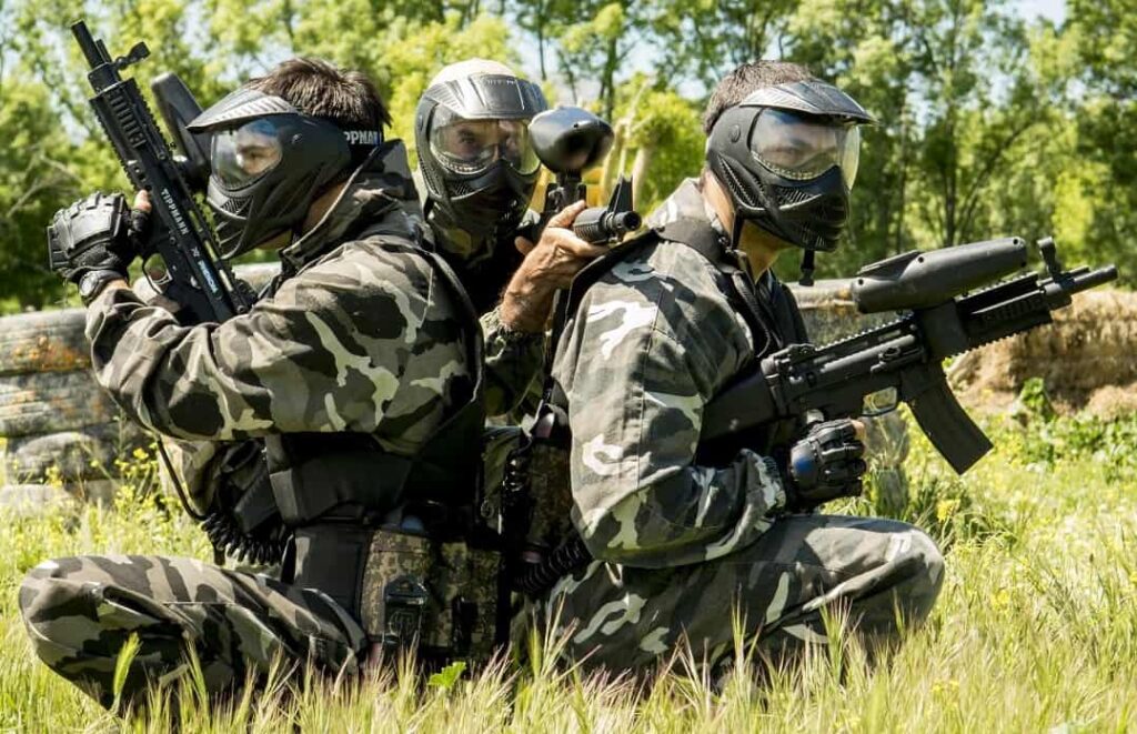 3 Jugadores de Paintball cubriéndose entre ellos en una emocionante partida