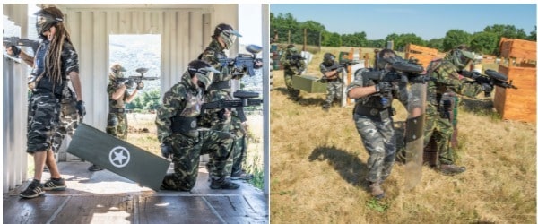 Adultos jugando al paintball en equipo trasladando una caja con un escudo