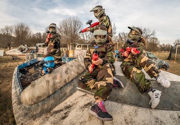 Grupo de niños jugando al paintball en Gran Paintball Madrid en el escenario de Desembarco de Normandía