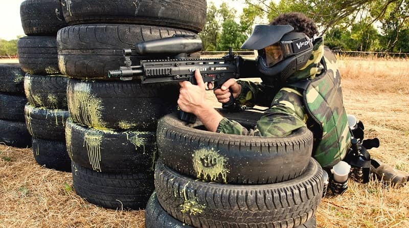 Jugador que ha aplicado nuestros consejos para jugar al paintball y está ganando una partida en Gran Paintball Madrid