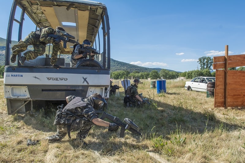 amigos disfrutando de un dia de ocio para adultos en gran paintball madrid