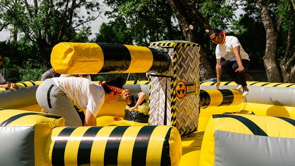 Clientes de humor amarillo disfrutando con las pruebas y actividades